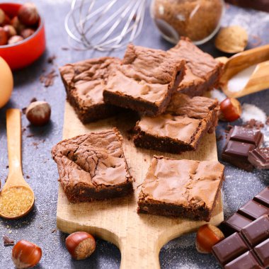 Browni, çikolatalı kek ve malzemeler.