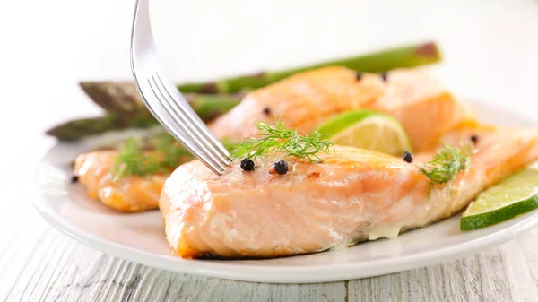 Filete Salmón Parrilla Con Espárragos —  Fotos de Stock