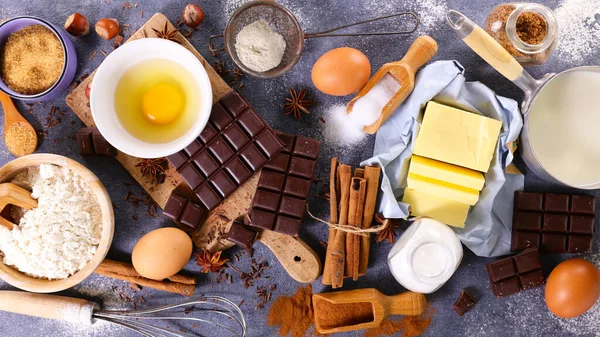 Çikolatalı Kek Veya Kurabiye Pişirmek Için Çeşitli Malzemeler — Stok fotoğraf