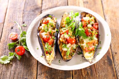 Patlıcan dolması ve sebze ve mozzarella.