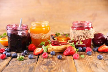 (Türlü türlü) Meyveler vardır.