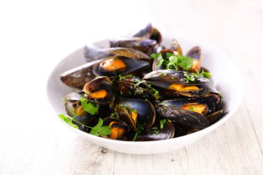 Şarap ve maydanozlu midye.