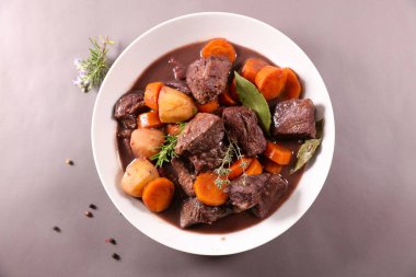 Şarap soslu biftek ve sebze.