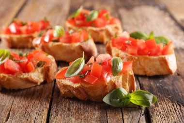 Domates ve fesleğenli fırça.