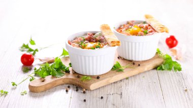 Kremalı yumurta ve pastırma.