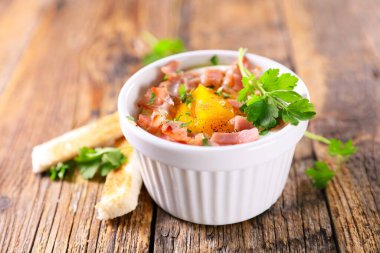 Kremalı yumurta ve pastırma.