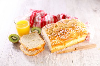 Portakal suyu ve meyveli brioche