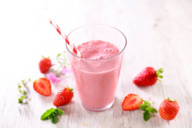 Çilekli meyve suyu. Meyve suyu.