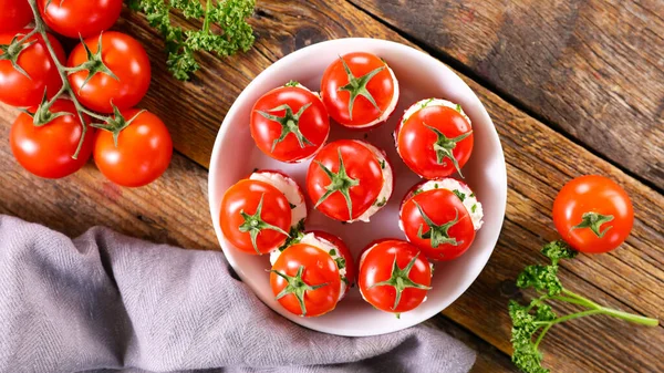 Tomate Cherry Adornado Con Queso Crema — Foto de Stock