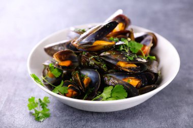 Bitki ve şaraplı midyeler.