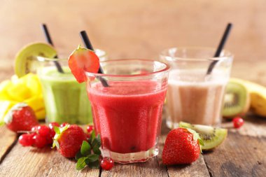 Meyve suyu. Bir bardak taze meyve suyu.