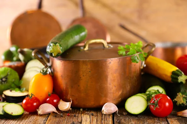 Matlagning Gryta Och Grönsaker Och Kryddor — Stockfoto