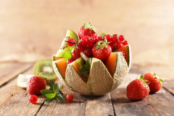 Färsk Fruktsallad Med Melon Och Bär — Stockfoto