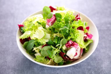 Bir kase taze marul, sağlıklı beslenme.