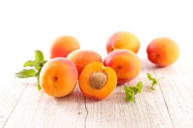 taze kayısı ve yaprak