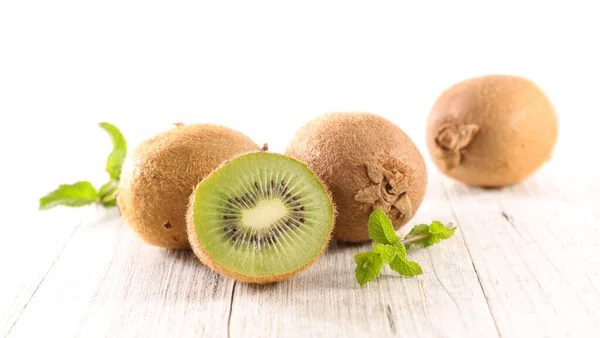 Fresh Kiwi Leaf — Stock Photo, Image
