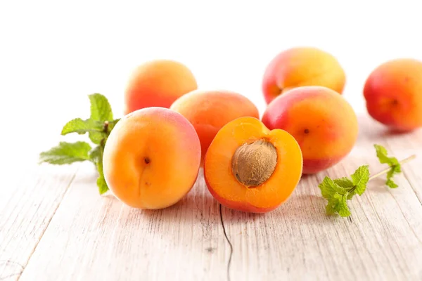 Frische Aprikose Und Blatt — Stockfoto