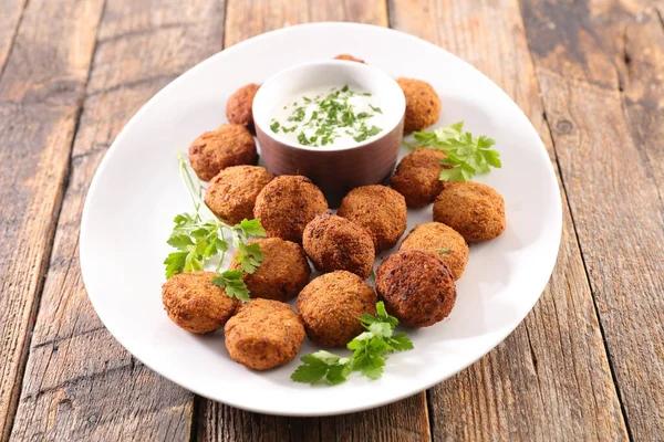 Falafel Com Molho Imersão Prato — Fotografia de Stock