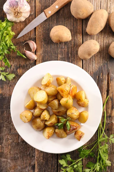 Tabakta otlu kızarmış patates.