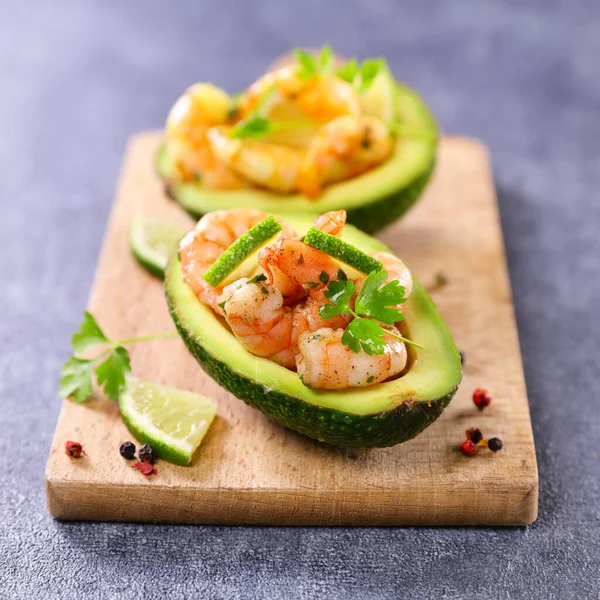 Avocadosalat Mit Garnelen Und Kräutern — Stockfoto