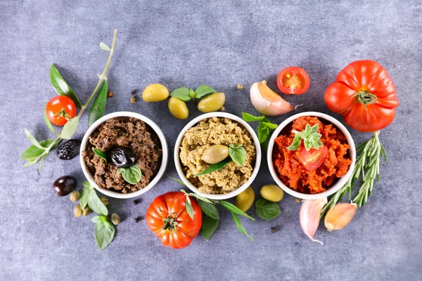 Tapenade Mit Oliven Tomaten Und Basilikum — Stockfoto