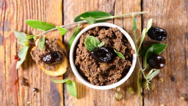 siyah zeytin ezmesi ve ağaç dalı