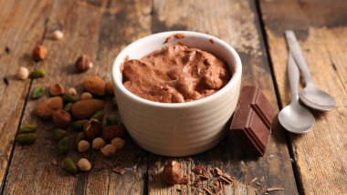 Tahta arka planda çikolatalı mus.