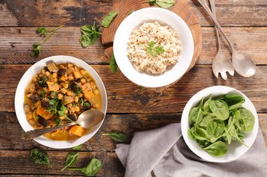 Patlıcan, köri, ıspanak ve pirinçli sebze kasesi.