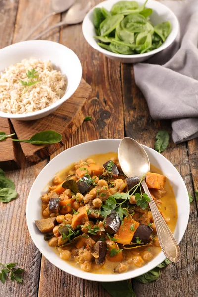 Tigela Vegetariana Com Beringela Grão Bico Caril Espinafre Arroz — Fotografia de Stock