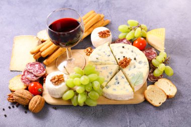 kırmızı şarap bardakları, peynir ve salam kompozisyonu