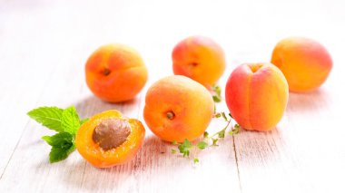 taze kayısı ve yaprak