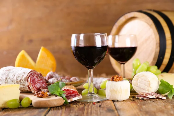 Bicchieri Vino Rosso Con Formaggio Salame — Foto Stock