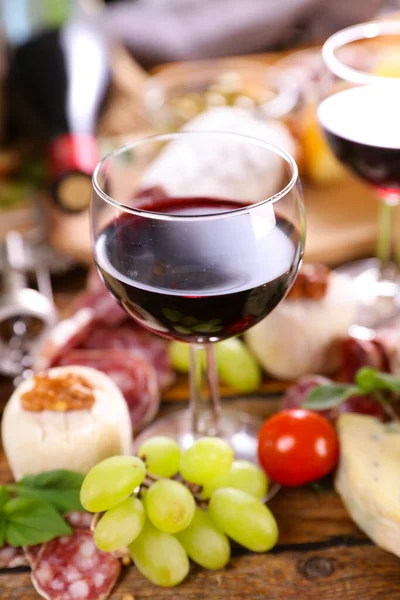 Bicchieri Vino Rosso Con Formaggio — Foto Stock
