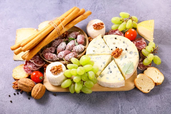 Tábua Madeira Com Queijo Salame — Fotografia de Stock