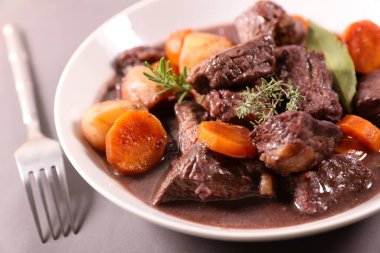 Havuçlu sığır güveci ve şarap sosu