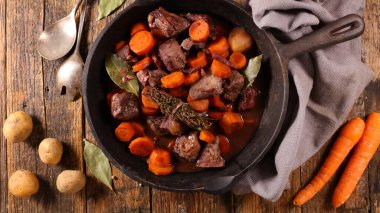 Havuçlu sığır güveci ve şarap sosu