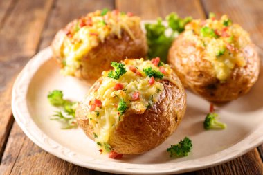 Kremalı ve sebzeli fırında patates