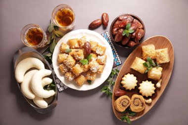 Arap yemeği ve nane çayı karışımı.