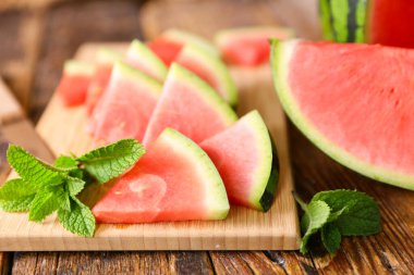 Ahşap zemin üzerinde taze karpuz