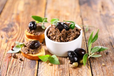 Ekmek tostlu siyah tapenade