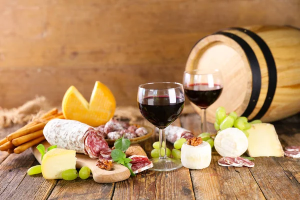 チーズとサラミの赤ワイングラス — ストック写真