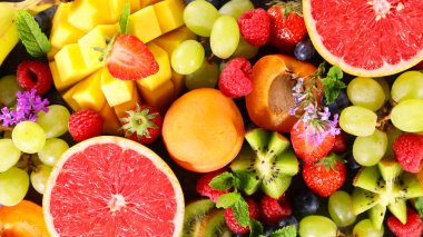 Sağlıklı meyve ve böğürtlen çeşitleri