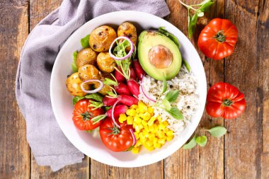 Buda kasesi. Patatesli salata, avokado, domates, turp ve pilav.