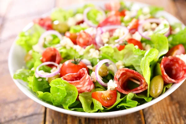 Ensalada Verduras Con Salami Tomate Queso — Foto de Stock