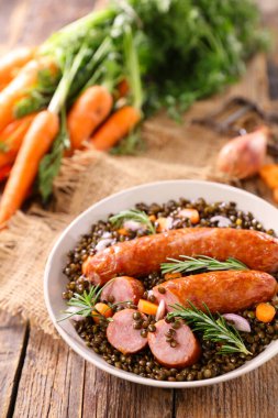 Sosisli ve havuçlu mercimek.