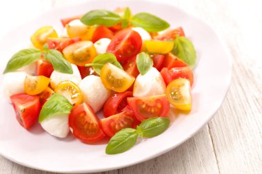 Mozzarella ve fesleğenli domates salatası.