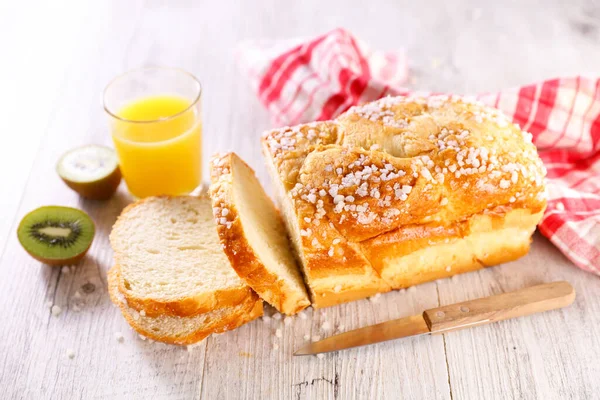 Brioche Mit Obst Und Orangensaft — Stockfoto