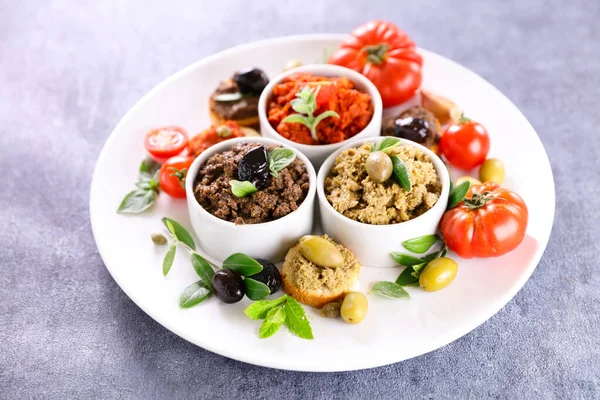 Tapenade Kenyérpirítóval Kanapé — Stock Fotó