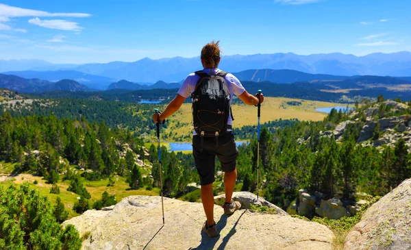 Mann Wanderer Genießt Bergblick — Stockfoto