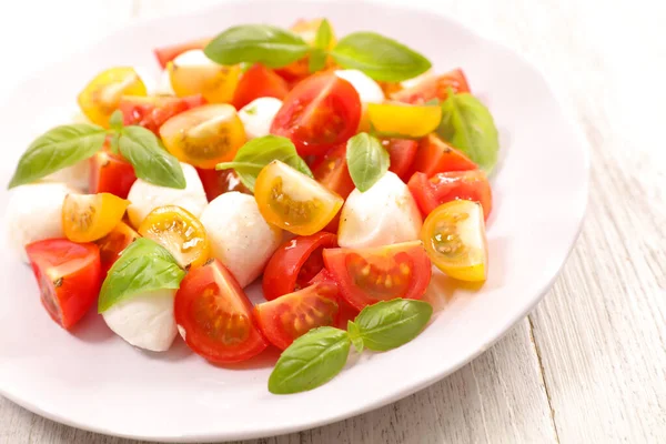 Ensalada Tomate Con Mozzarella Albahaca —  Fotos de Stock